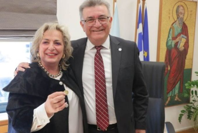 Τέτα Μπονάτσου: Το φλουρί που ίσως προμηνύει νέα πορεία…αλλά μήπως και κάτι παραπάνω;